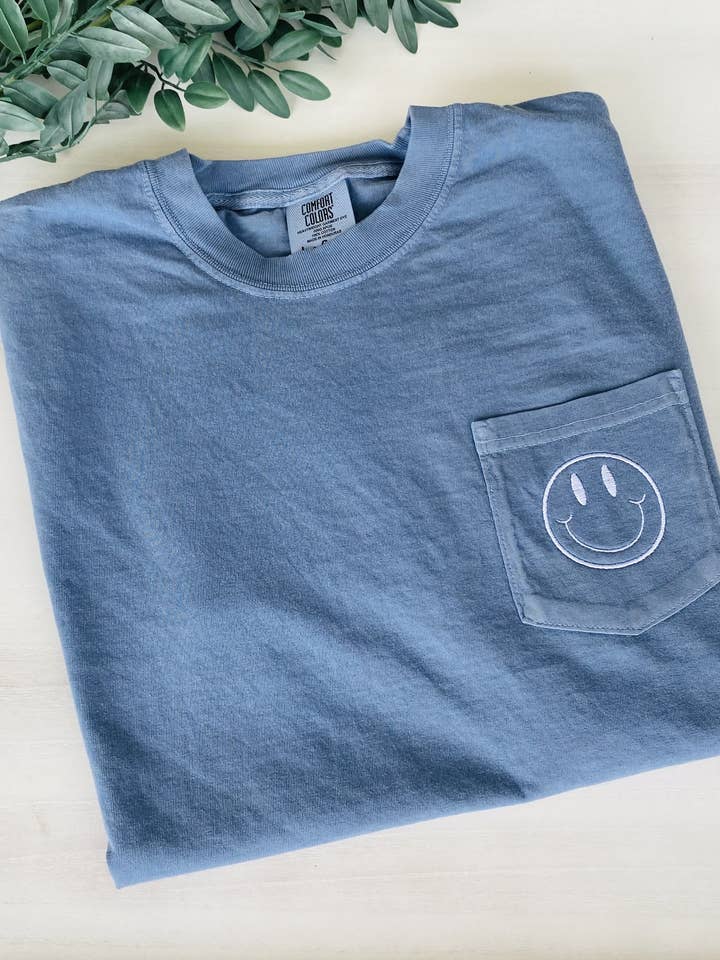 T-shirt à poche brodée avec smiley pour la vente par Wandering Wild Boutique