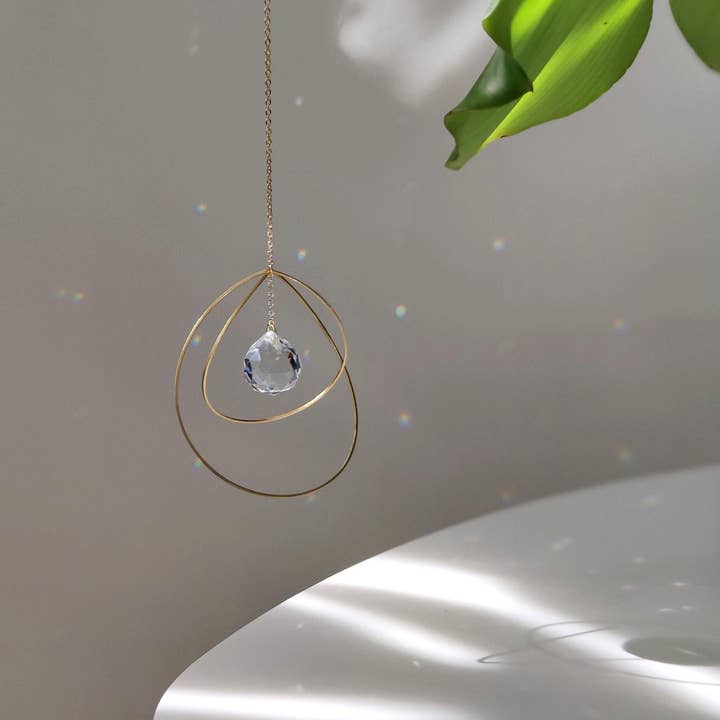 Atelier Intuitive - Vendita all'ingrosso Acchiappasole - ETHER • Meditativo acchiappaluce in ottone e cristallo