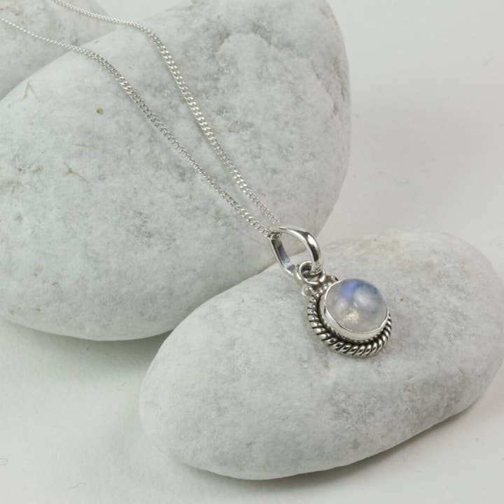 Collana con pendente rotondo a filo ritorto con pietra di luna per la vendita all'ingrosso da parte di The Jewellery Store London