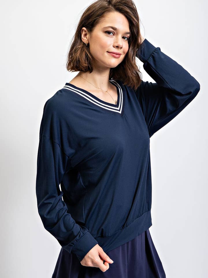 SWEAT-SHIRT À MANCHES LONGUES ET COL EN V À SÉCHAGE RAPIDE pour la vente par Rae Mode