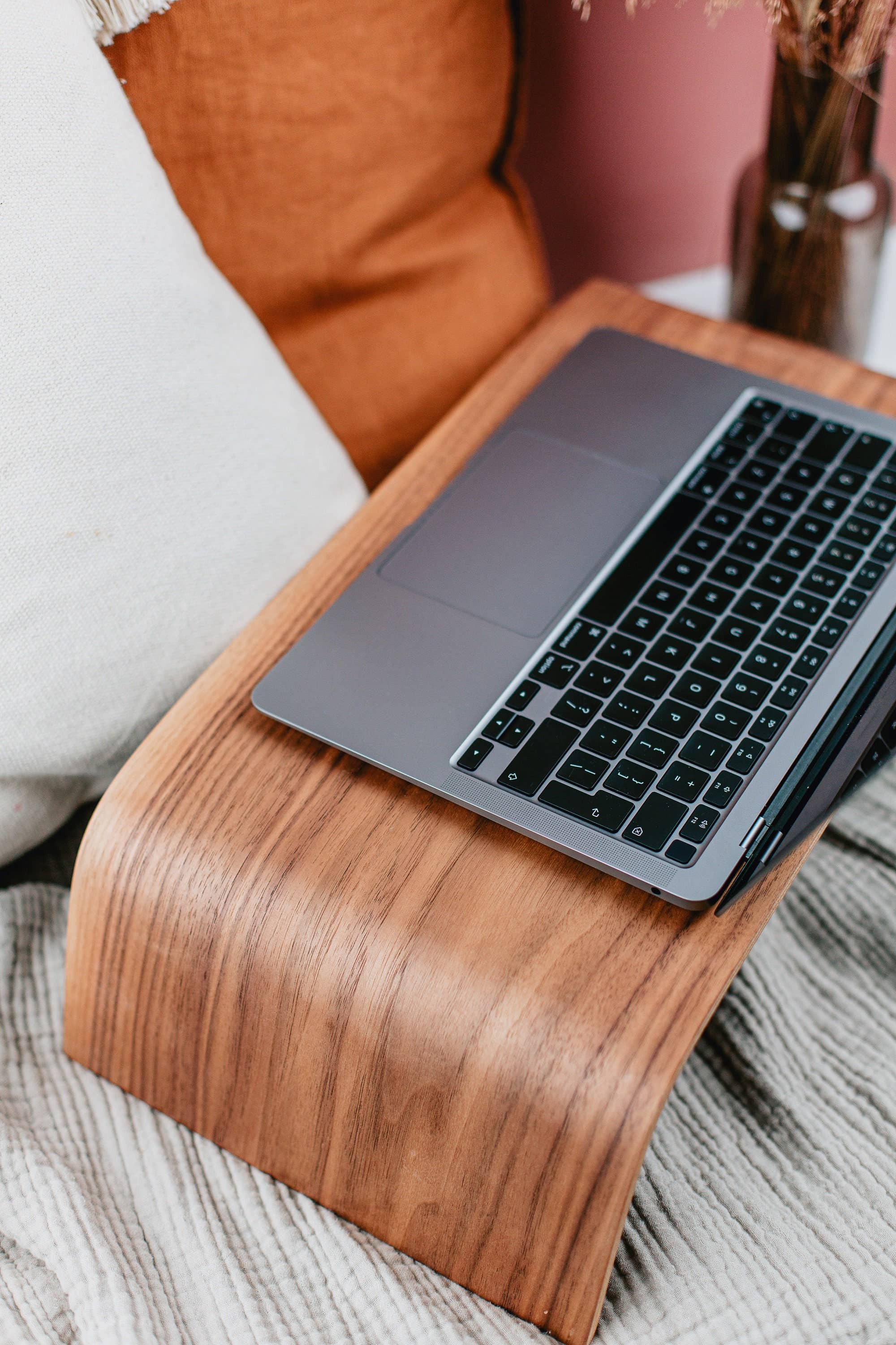 Halostands – Engroshandel Skrivebordsforhøjer – Bærbart laptopbord i amerikansk valnød11