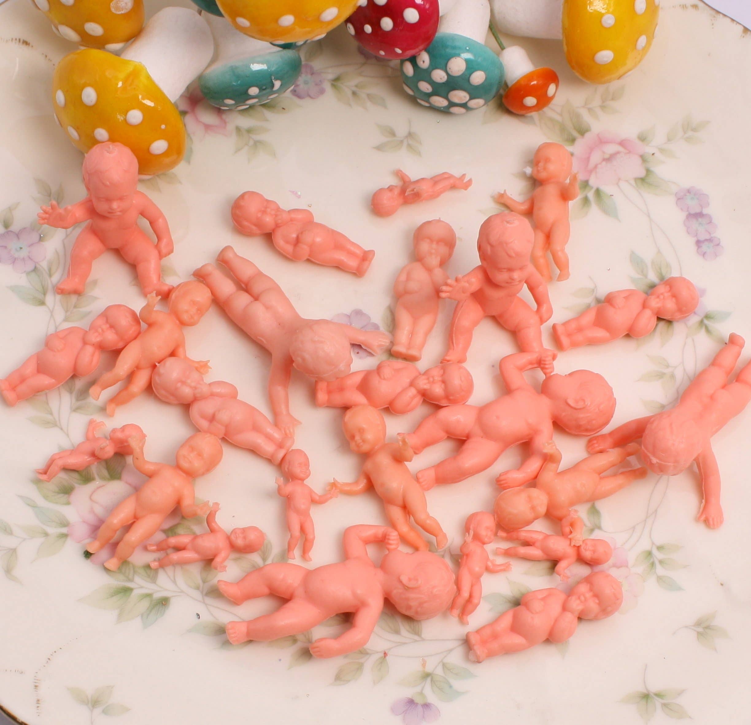 Meyer Imports - Vente Poupée – enfant - Bébé - Ensemble de 24 pièces - 1" de hauteur - Mini poupées rétro - IV3-36703