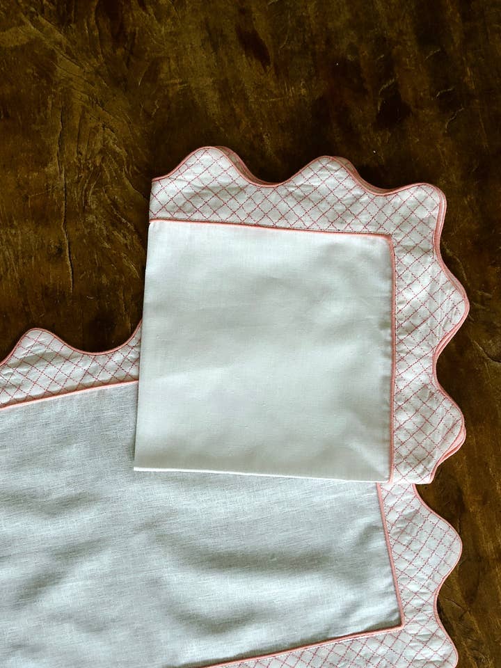 Serviettes Brodées Cantitoe Crisscross (Ensemble de 4) pour la vente par Deux Pigeons