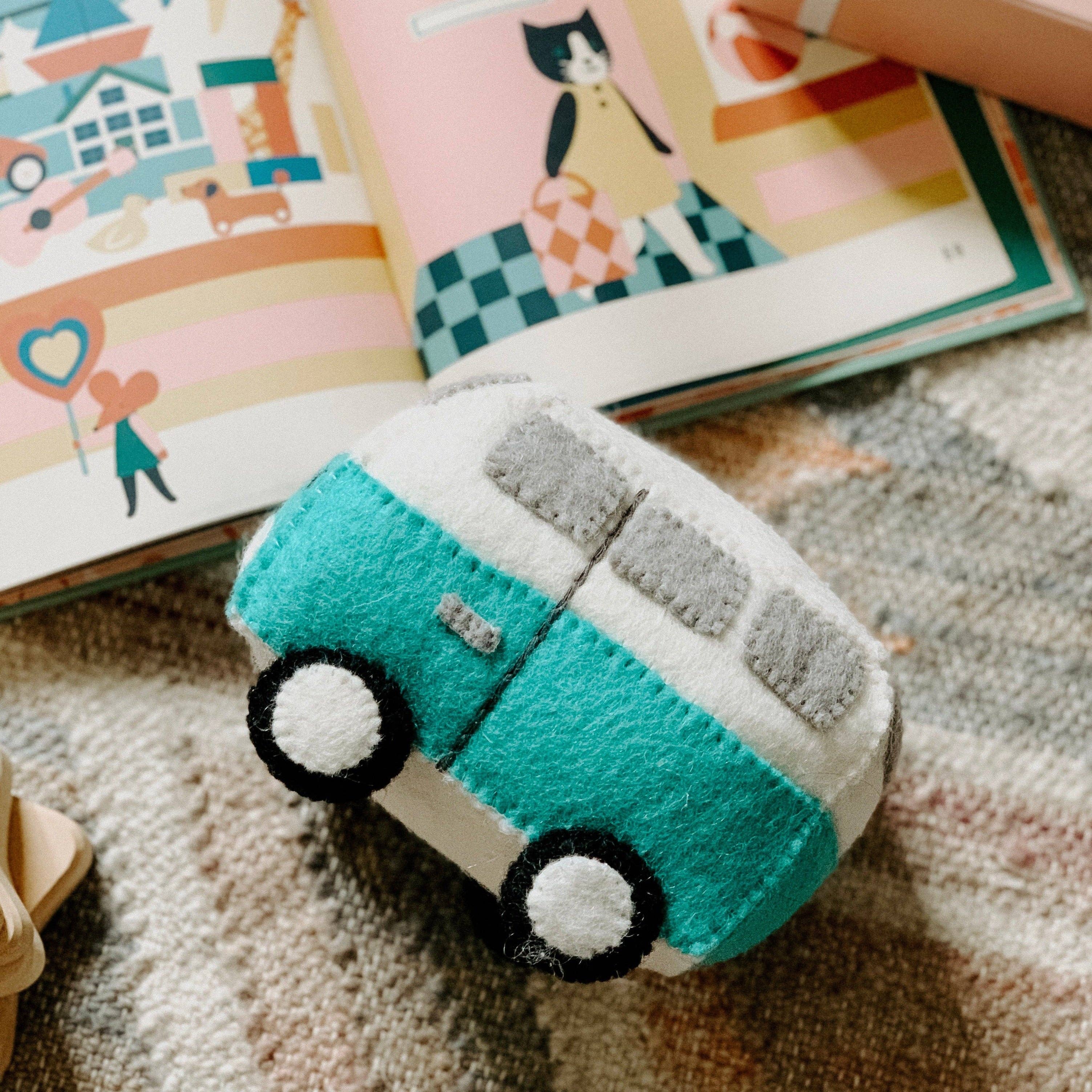 Global Goods Partners - Vente Voiture/camion miniature – enfant - Jouet van hippie en feutre1