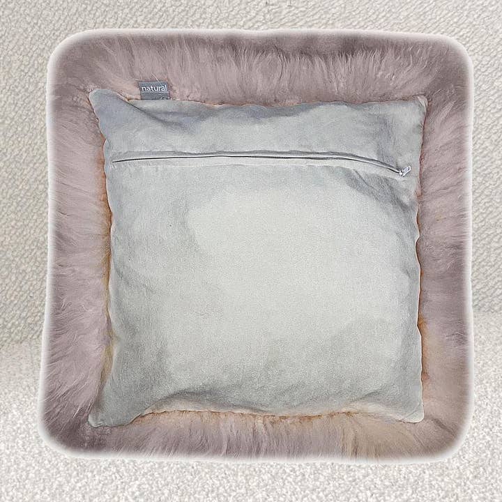 Set aus zwei quadratischen Kissen aus natürlichem Schaffell in Blush. für den Großhandel von HomeRoots