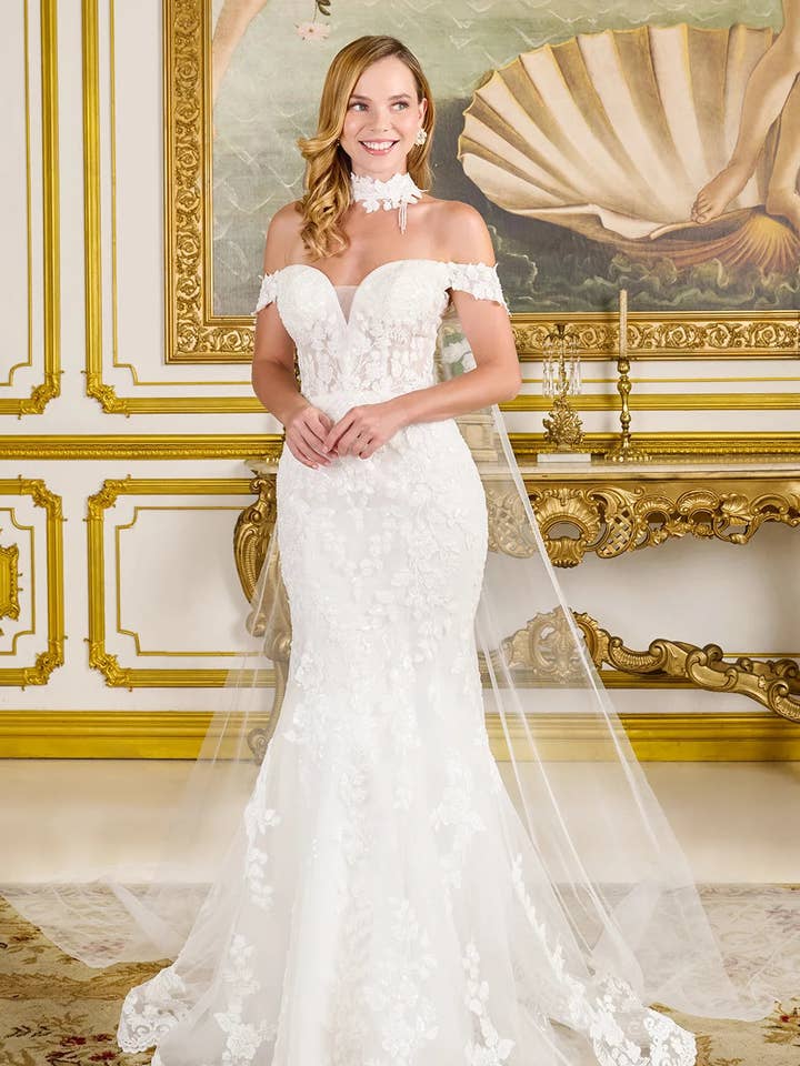 Robe de mariée ajustée avec design épaules dénudées, appliqués, broderies, perles et sequins avec une touche d'éclat. pour la vente par Tux-USA®