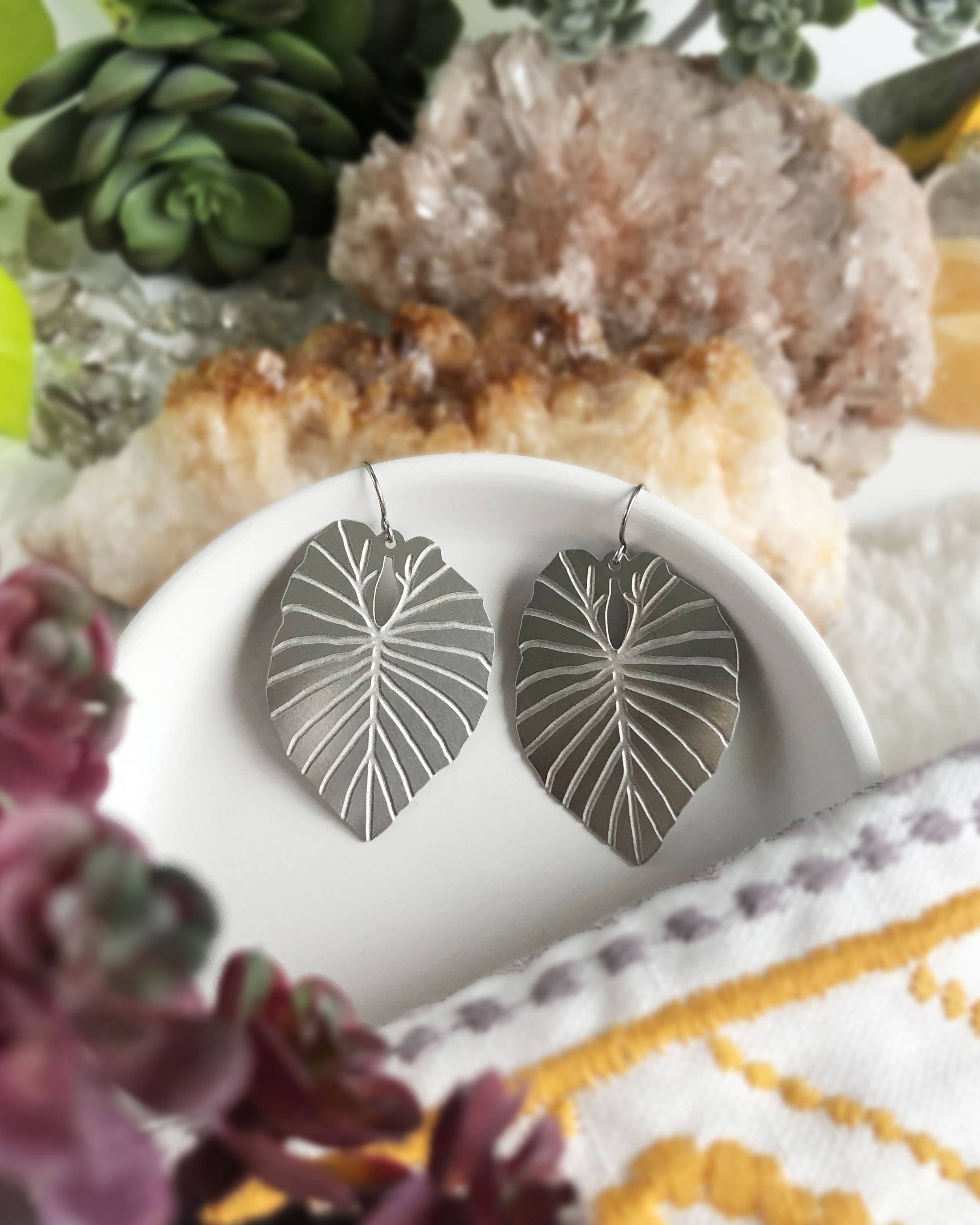 A Tea Leaf Jewelry - Wholesale Hangende/ronde oorbellen - Alocasia Leaf Oorbellen5