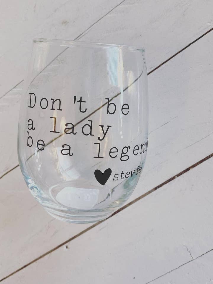 Sei keine Dame, sei eine Legende, Stevie Nicks Zitat, 20,5oz Weinglas ohne Stiel für den Großhandel von Three Black Cats Inc.
