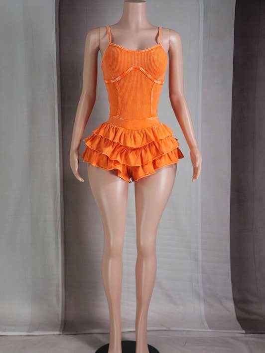 ÄRMELLOSER CAMI-ROMPER MIT STUFEN UND MINERALWASCHUNG für den Großhandel von New Trend On