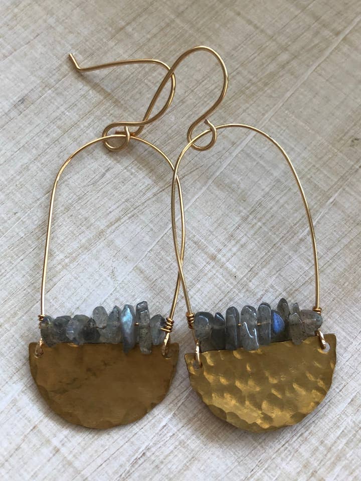 Labradorit-Steine und gehämmerte Messing-Ohrringe für den Großhandel von Rising Dawn Boutique