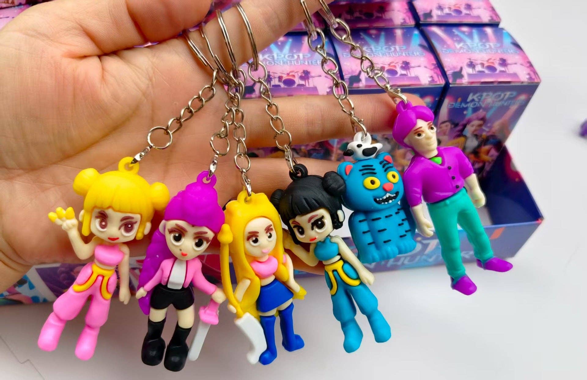 Auraquise - Vente Porte-clés – enfant - Calendrier de l'Avent KPOP Demon Hunter Girl Group 24 pièces Boîte Surprise Ensemble de Porte-clés en Silicone1