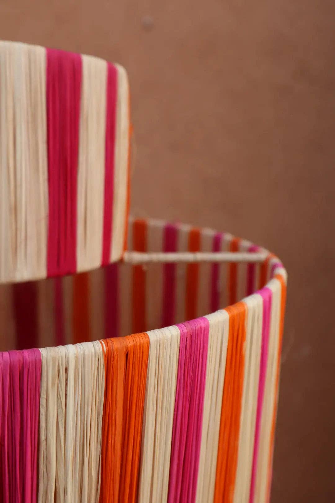 Néda - Wholesale Kroonluchter/hangend licht - Gestreepte Raffia Hanglamp in Roze, Oranje en Naturel - « SUNNY »5