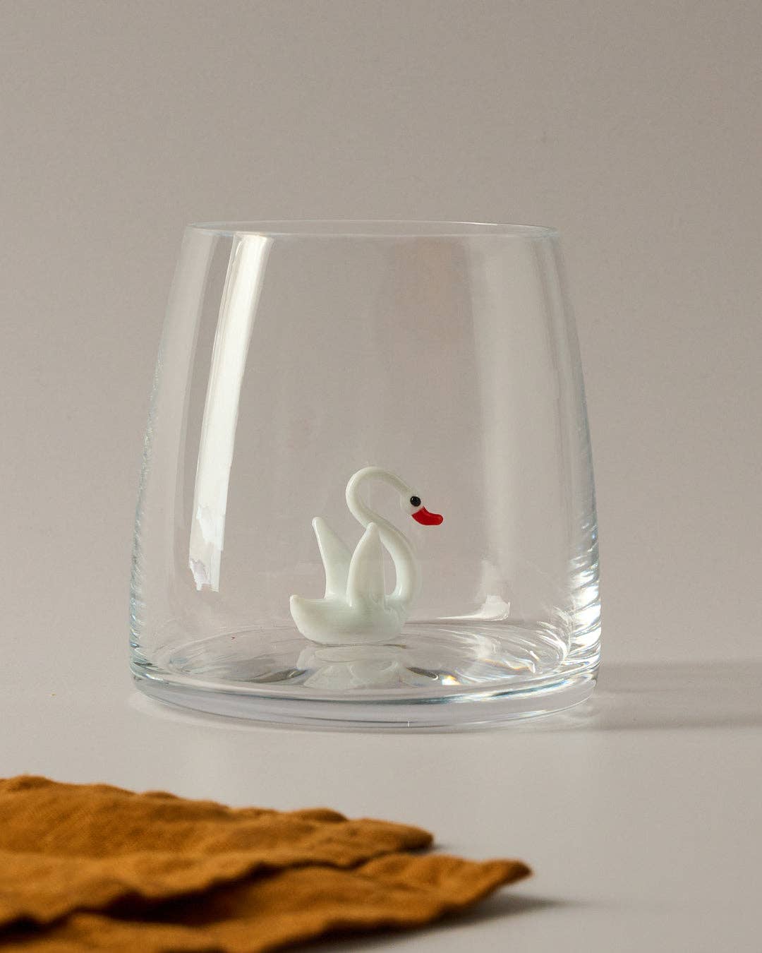 Glamuran Berlin – Engroshandel Drikkeglas/kop – Stilrent vinglas uden fod med Murano-svanefigur1