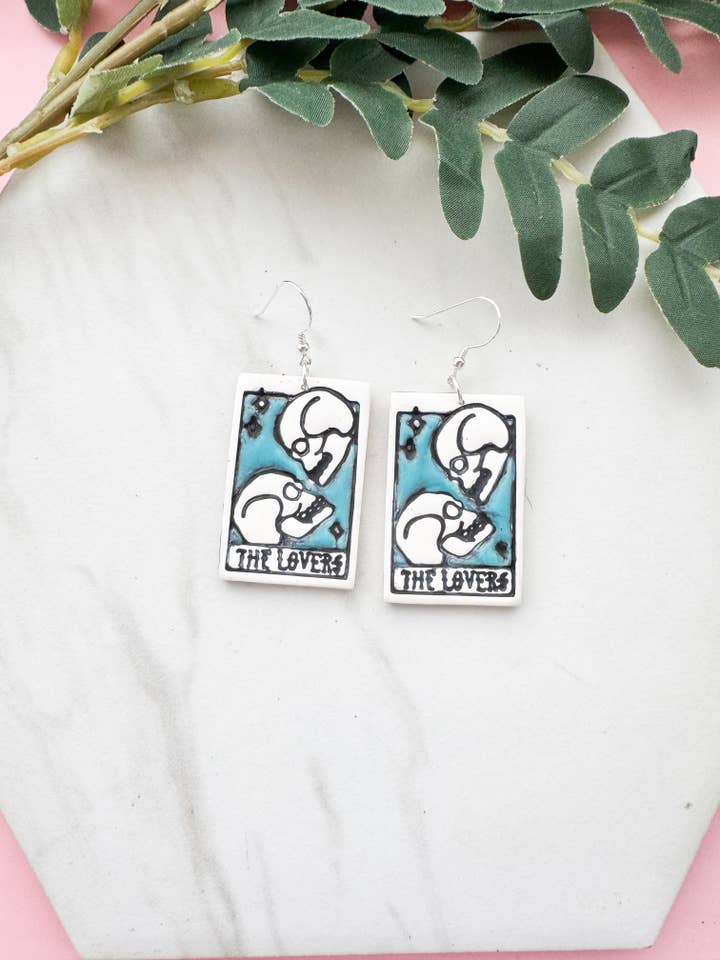 De älskande tarotkort örhängen i polymerlera för wholesale av Mountain Made Clay - Handmade Polymer Clay Earrings