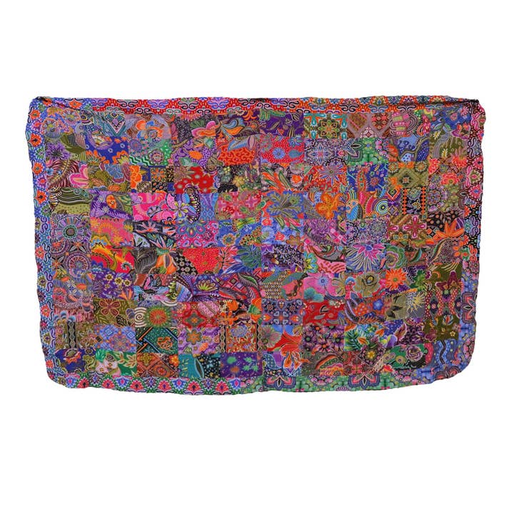 Kasih Co-op – wholesale Prydnadsfilt – Handgjord vändbar quiltfilt, lapptäcke, återvunnen, storlek 140 x 220 cm3