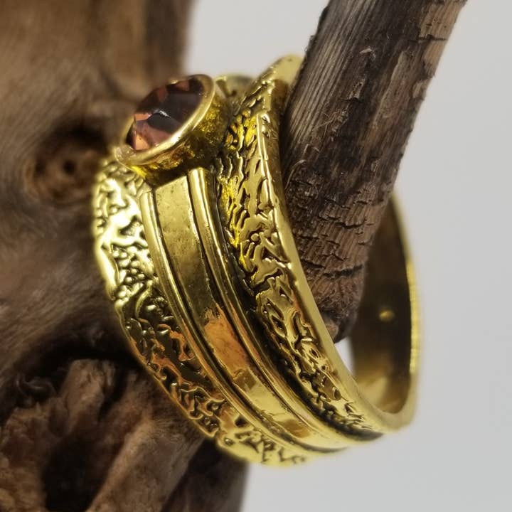 Anello con motivo in oro antico con pietra preziosa viola per la vendita all'ingrosso da parte di CHAKRA JEWELRY