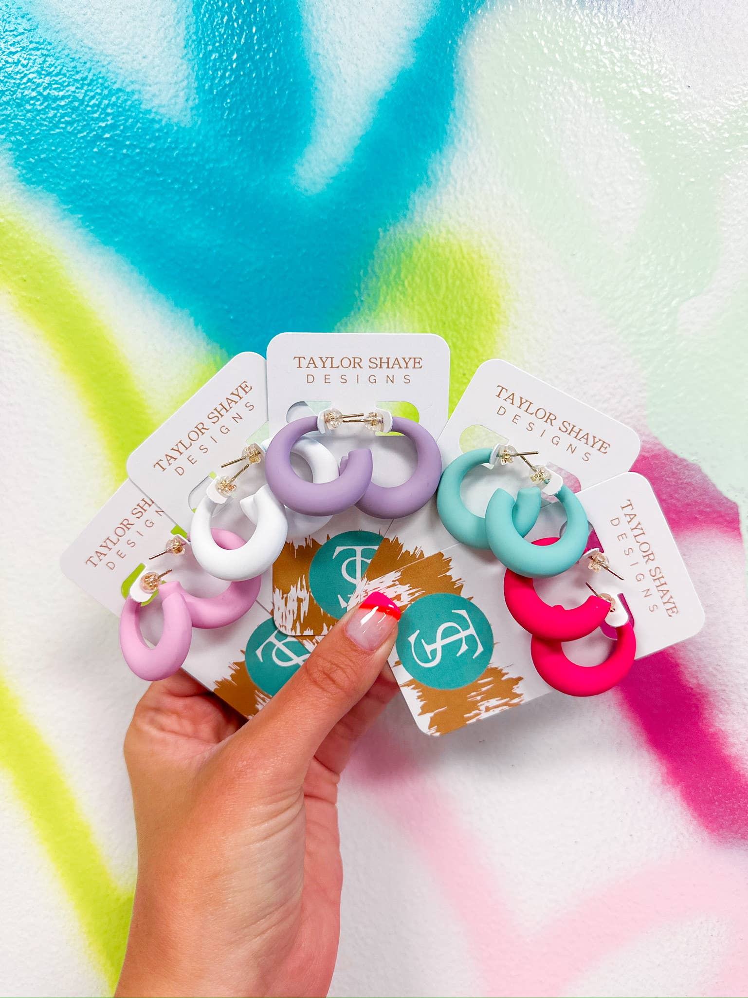 Taylor Shaye Designs - Wholesale Oorringen - Kleurrijke Kennedi Hoops0