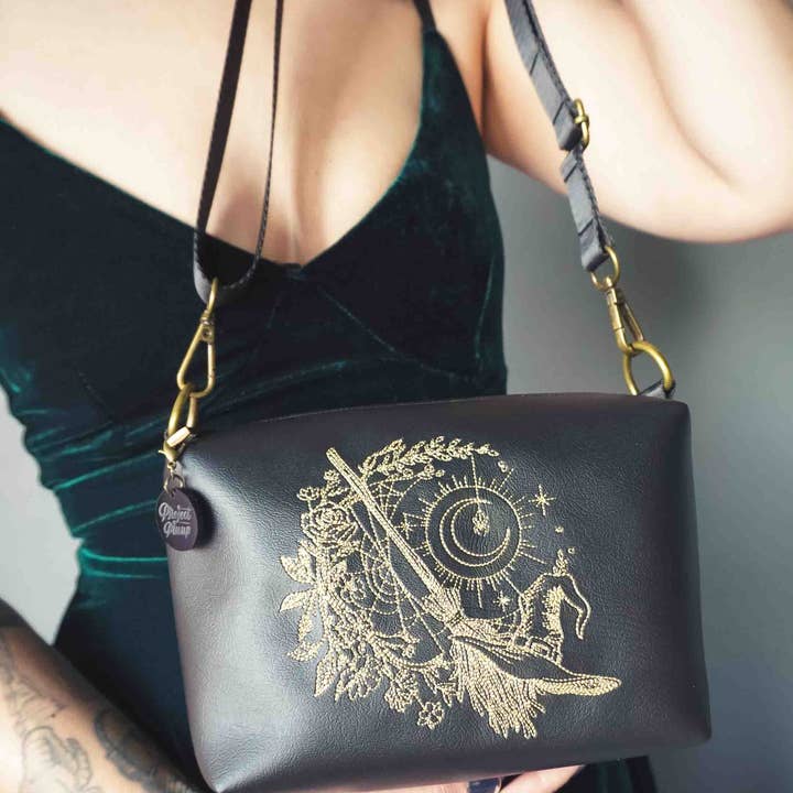 Celestial Witch kleine crossbodytas – handgemaakt, veganistisch leer, gouden borduursel, messing beslag voor wholesale door Project Pinup
