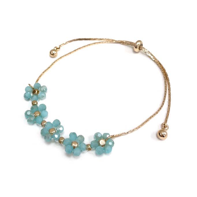 StarryNYC - Vente Bracelets à breloques/pendentifs - Bracelet à nouer avec chaîne cobra en forme de couronne de fleurs en perles6