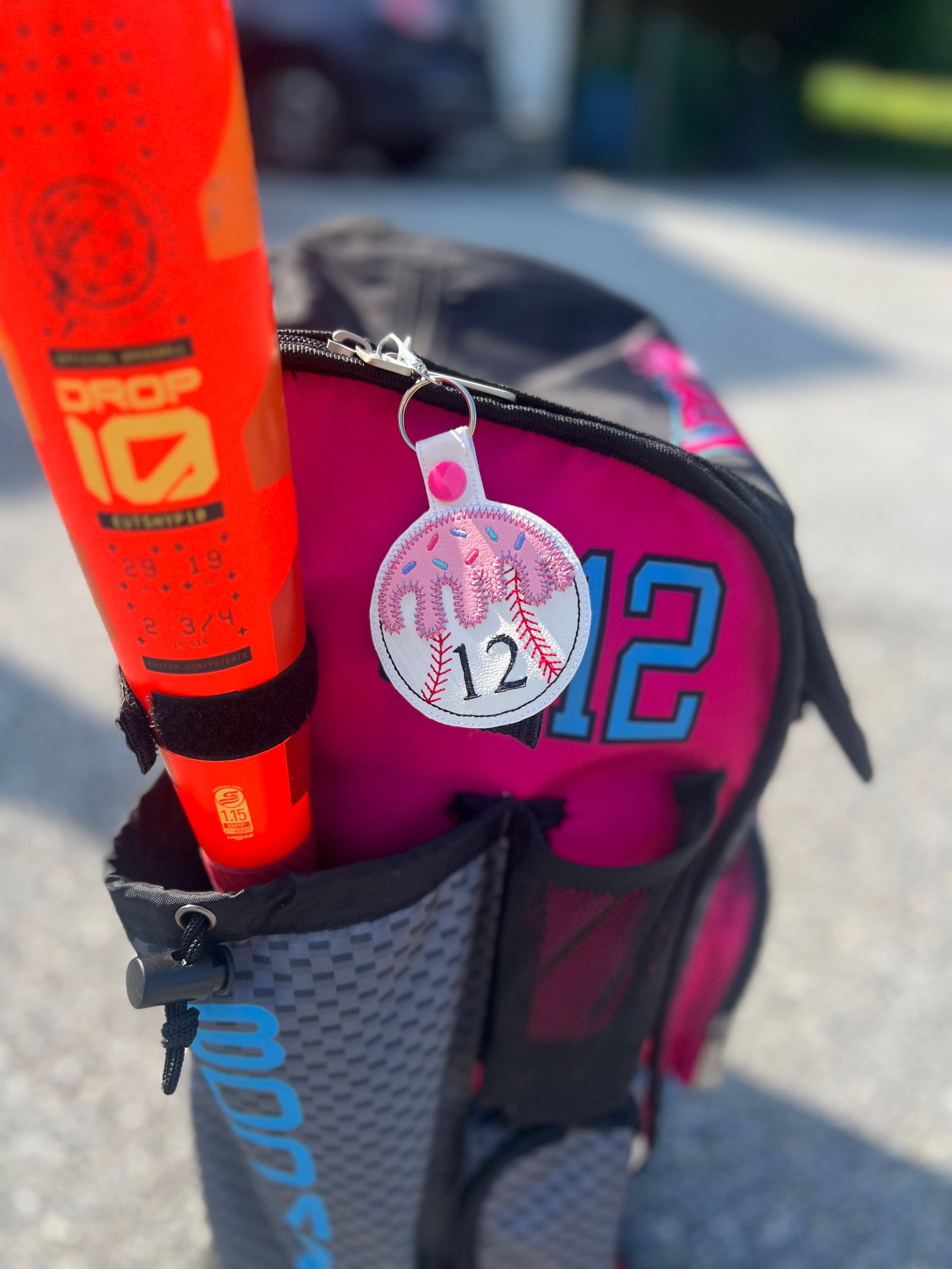 Amanda Rose Thread Co - Vente Porte-clés – unisexe - Porte-clés de baseball goutte à goutte, étiquette de sac brodée, numéro personnalisé (Copie)0