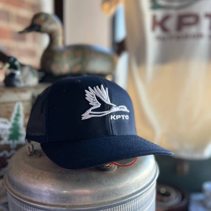 Ungdomslogotyp - Truckerhatt - Marinblå för wholesale av Knotted Pine Trading Co.