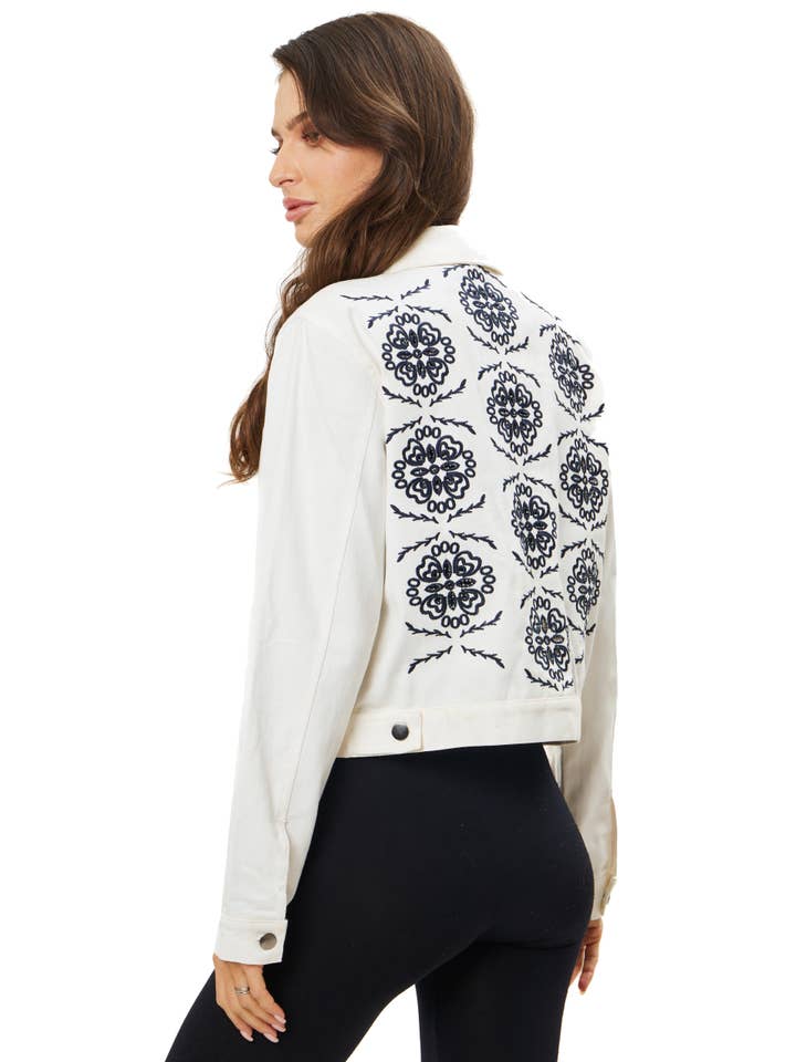 Adore – Großhandel Jeansjacke – Damen – A117 - Weiße Jeansjacke mit schwarzen Details1