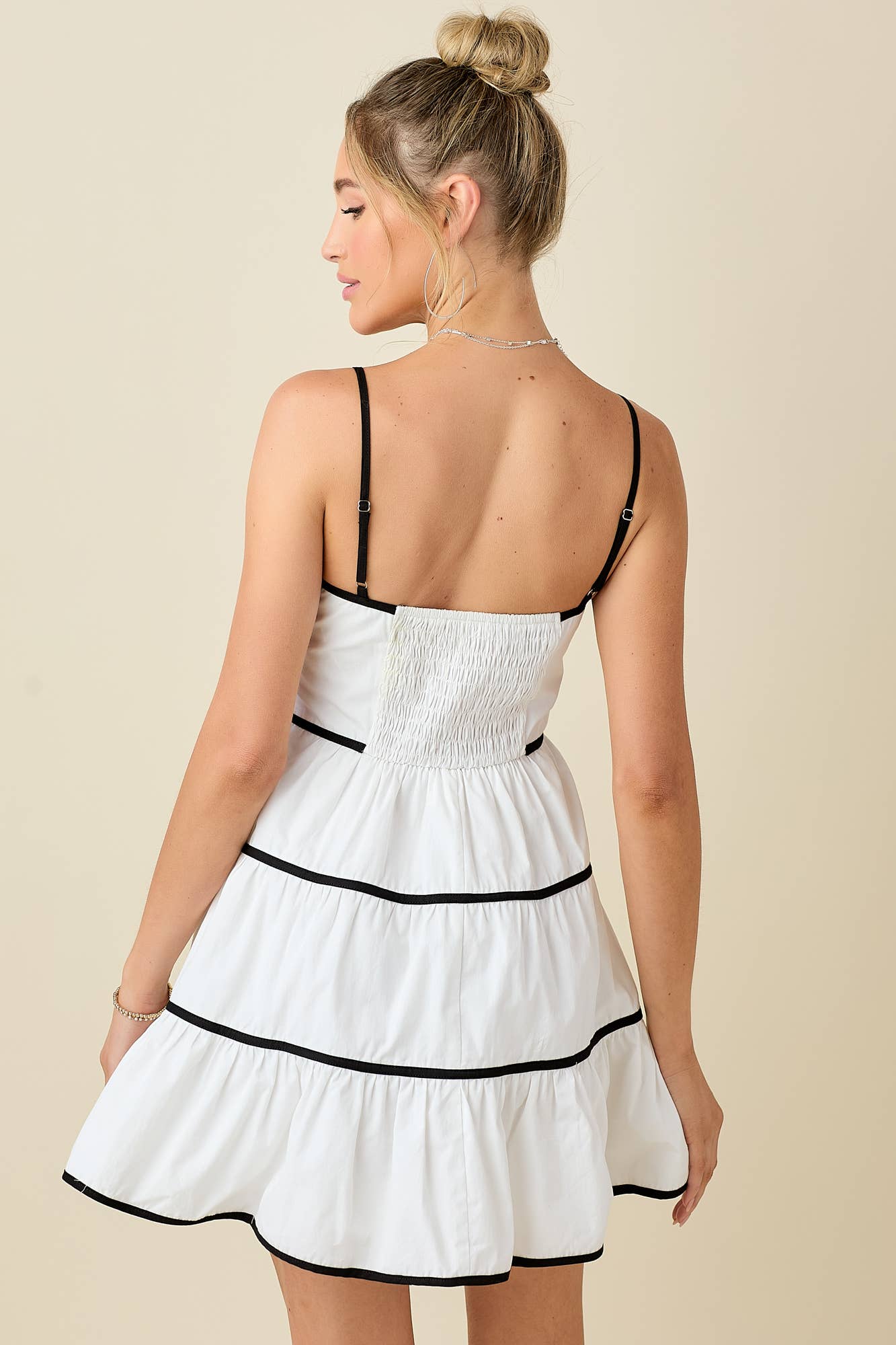 VIT/SVART Cami miniklänning med kontrastband för wholesale på Faire12