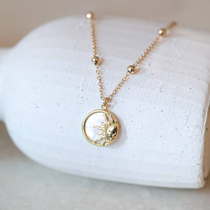 Collier Charm Soleil en Nacre : Bijoux Célestes d'Été pour la vente par The Gilded Witch