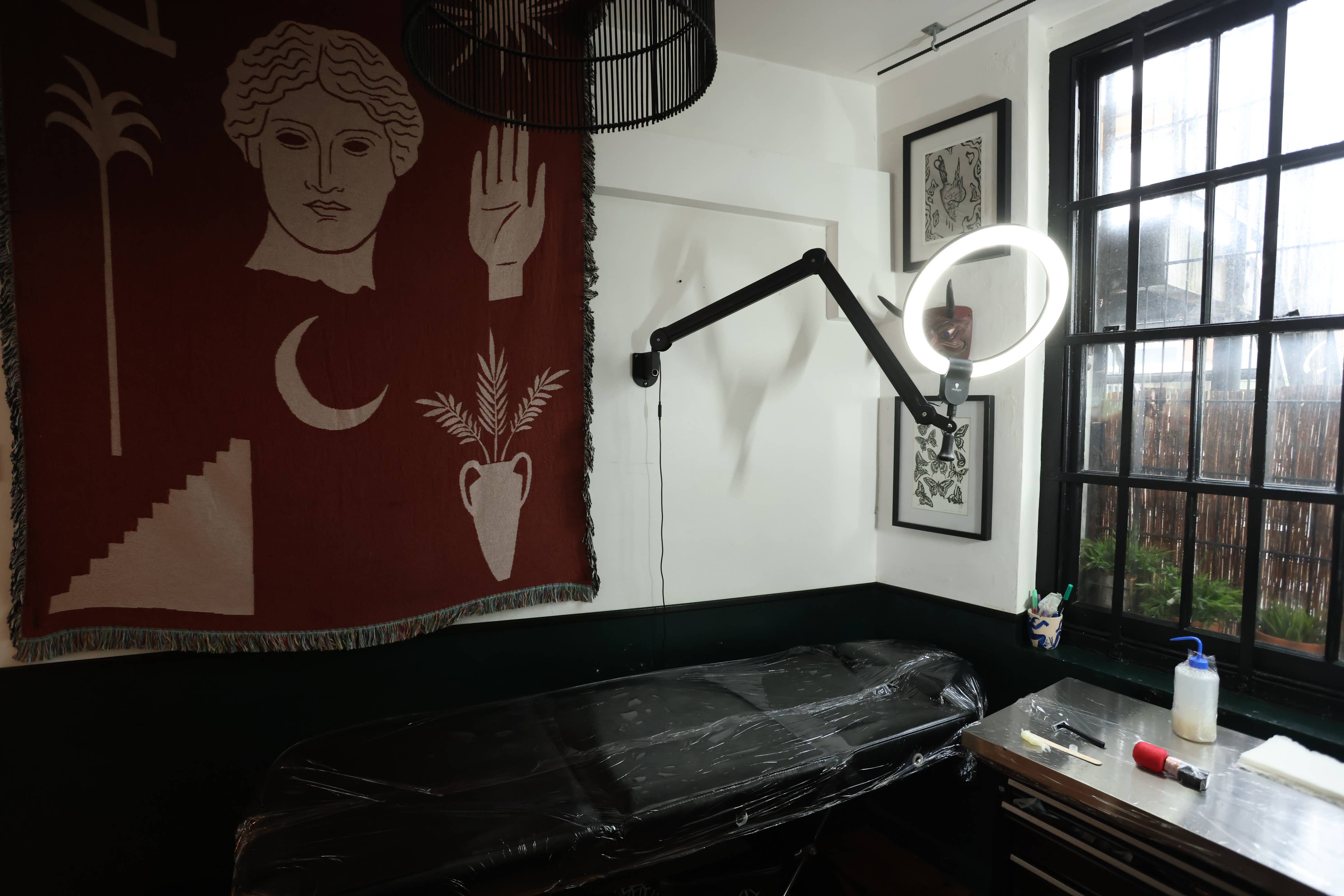 Daylight Company - Wholesale Craft Tool - Aura ring light - on arm3