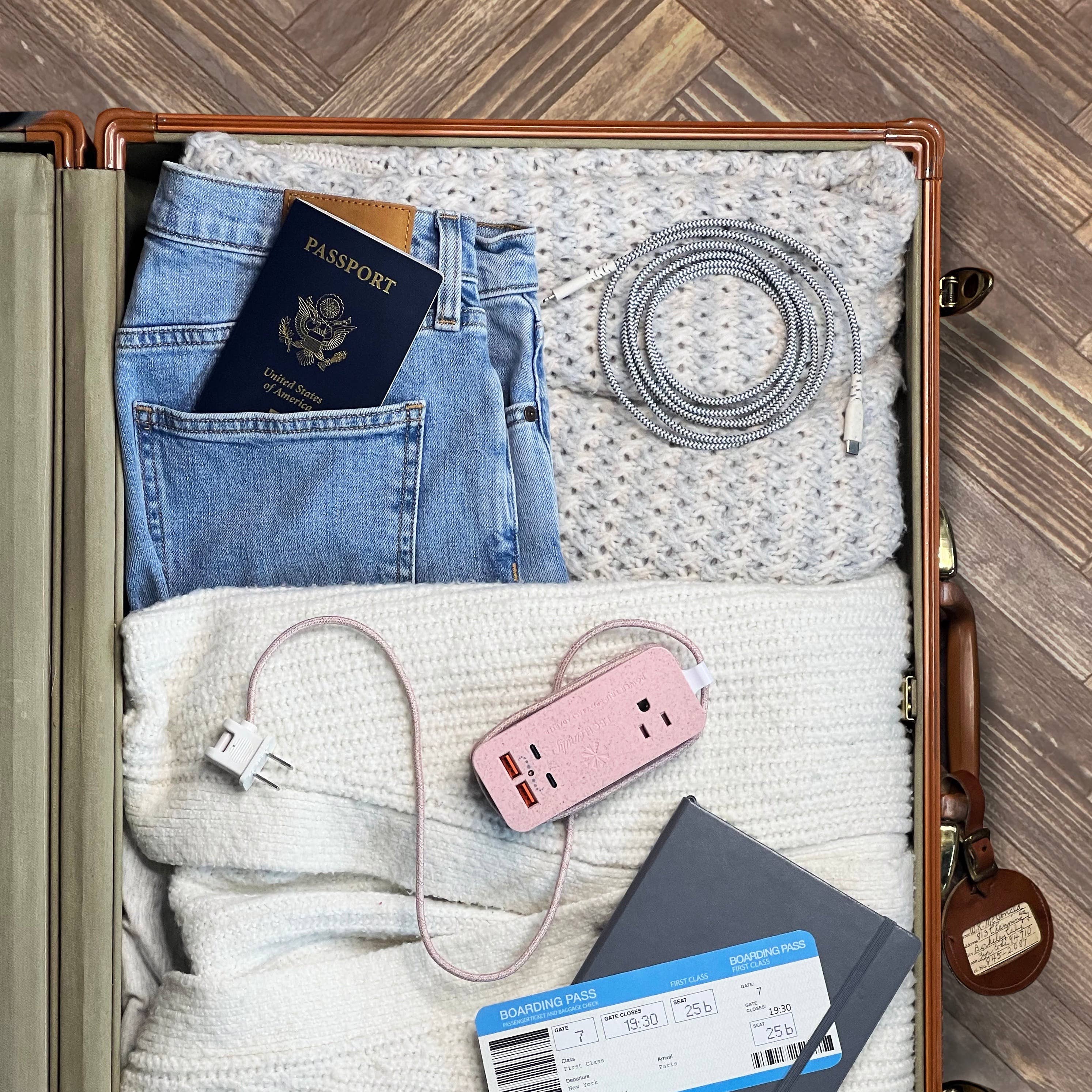 Tech Candy – wholesale Bärbar laddare – Tech Candy Power Trip Eco laddstation med uttag, USB och USB-C5