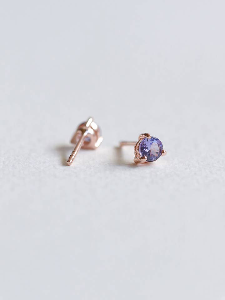 Mia Ohrstecker - Tanzanit (Roségold) für den Großhandel von CURIOUS CREATURES