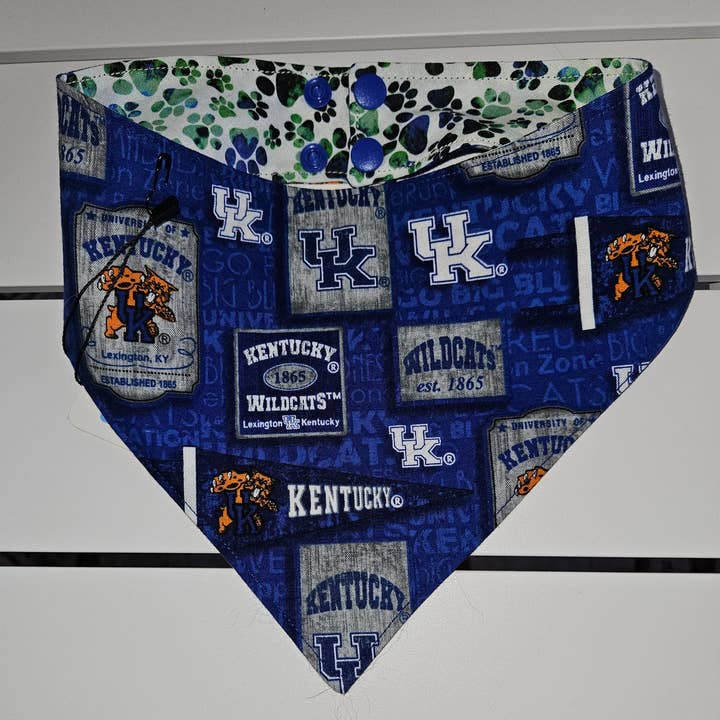 Tecido Vintage Licenciado do Reino Unido com Bandeirolas e Patas Azuis e Verdes por atacado de DJS & K Handcrafted