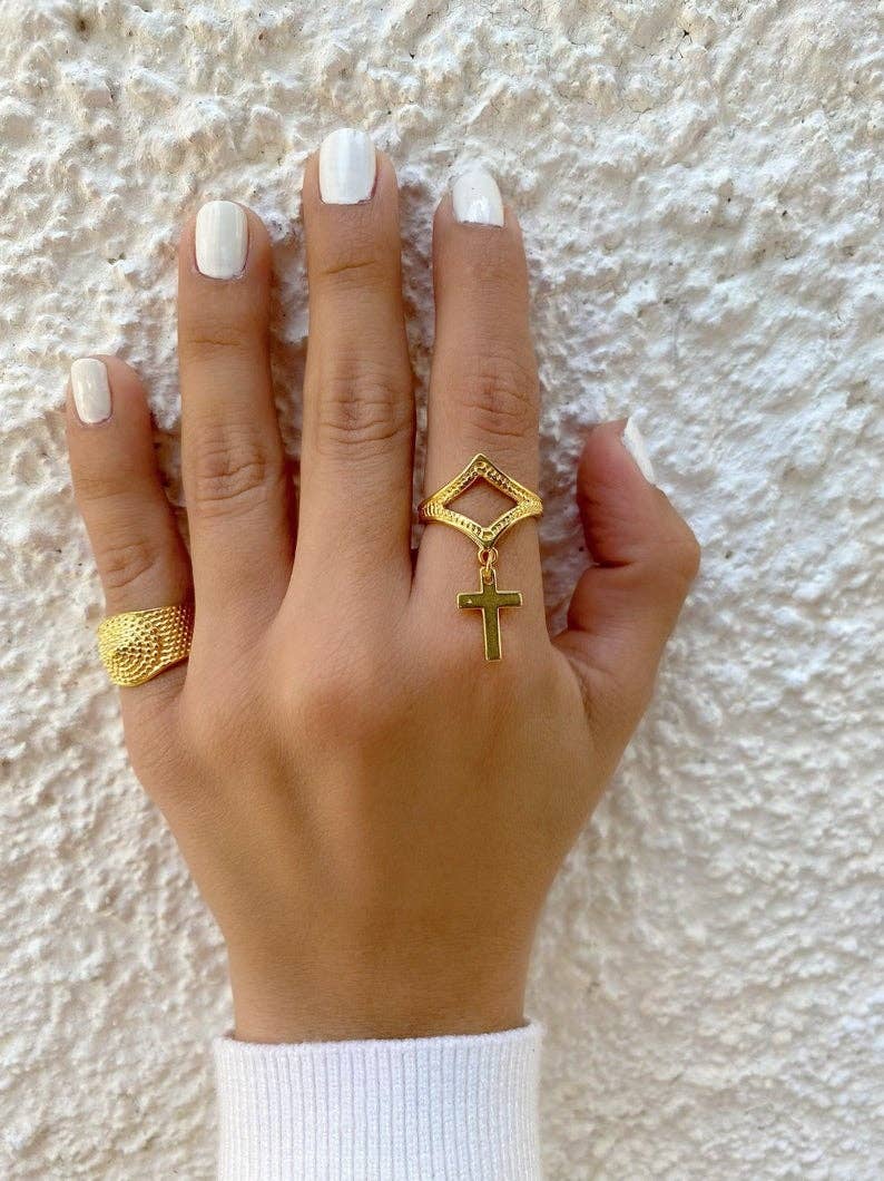Christina Christi – wholesale Cocktail/Statement Ring – Guldring med kors och bred ring, statement-ring, bohemisk stil1