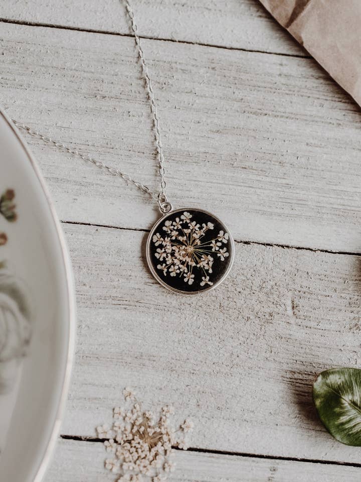 Collier botanique en dentelle de la reine Anne pour la vente par Ephemera