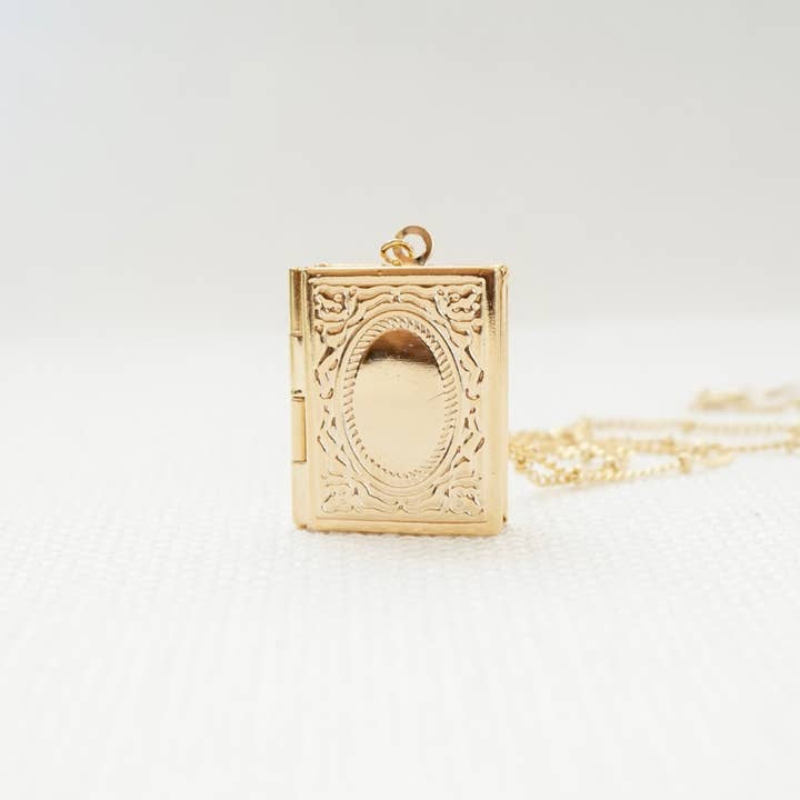 YSM Designs – wholesale Halsband med medaljong – Guld Rektangulär medaljong Halsband, Foto