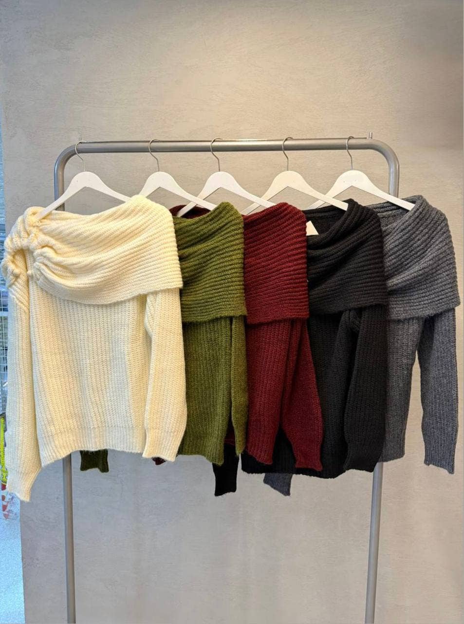 Anaz – Engroshandel Pullover - Dame – Sweater med draperet off-shoulder-design0