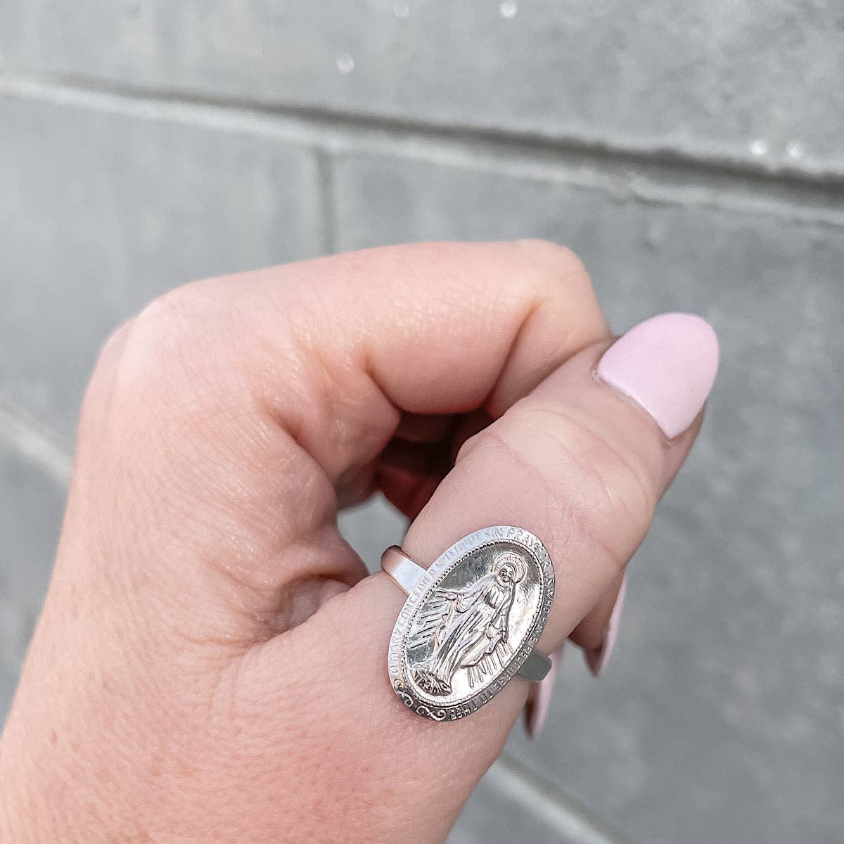 Isabelle Grace Jewelry – Großhandel Cocktail-/Statement-Ring – Wunderbarer Medaillenring mit Mutter Maria6
