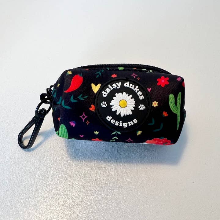 Porta sacchetti per cacca di cane Day of the Dog per la vendita all'ingrosso da parte di Daisy Dukes Designs