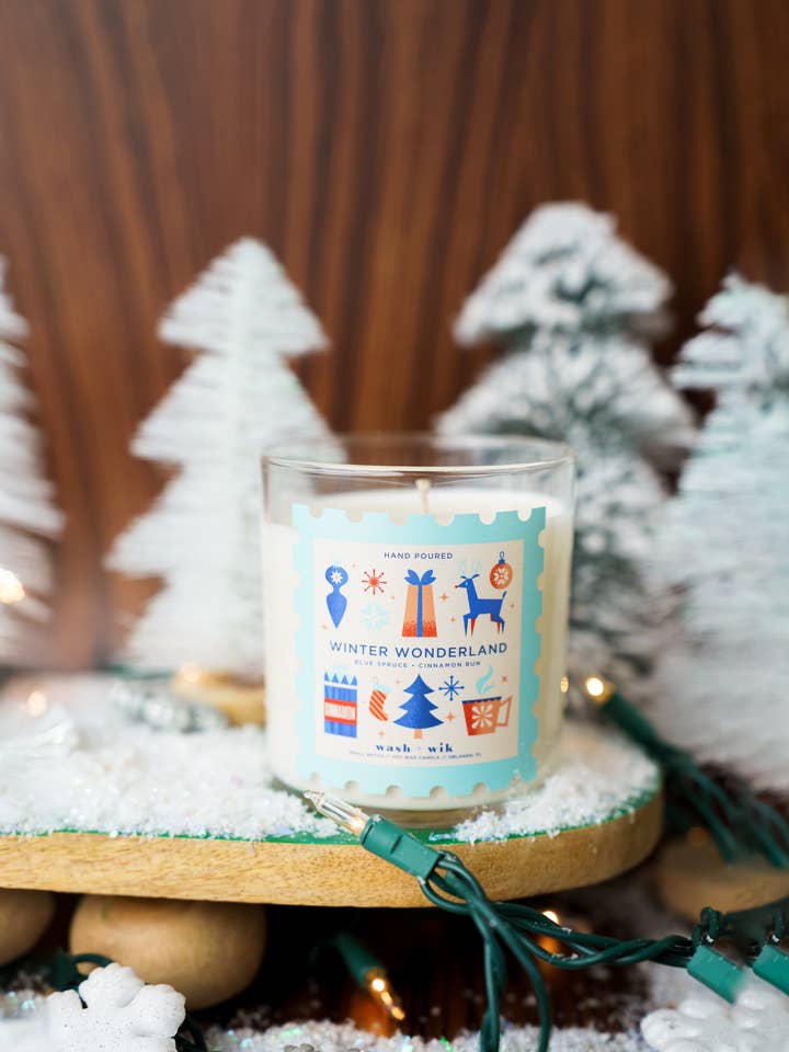 Candela in cera di soia Winter Wonderland | Abete blu, Rotolo alla cannella per la vendita all'ingrosso da parte di Wash and Wik