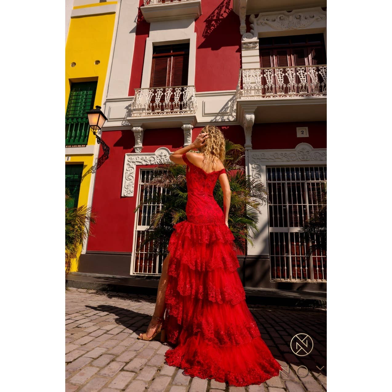 Noxanabel - Vendita all'ingrosso Abito da sera - Donna - Abito da ballo con spacco e volant a spalle scoperte modello A-R13016