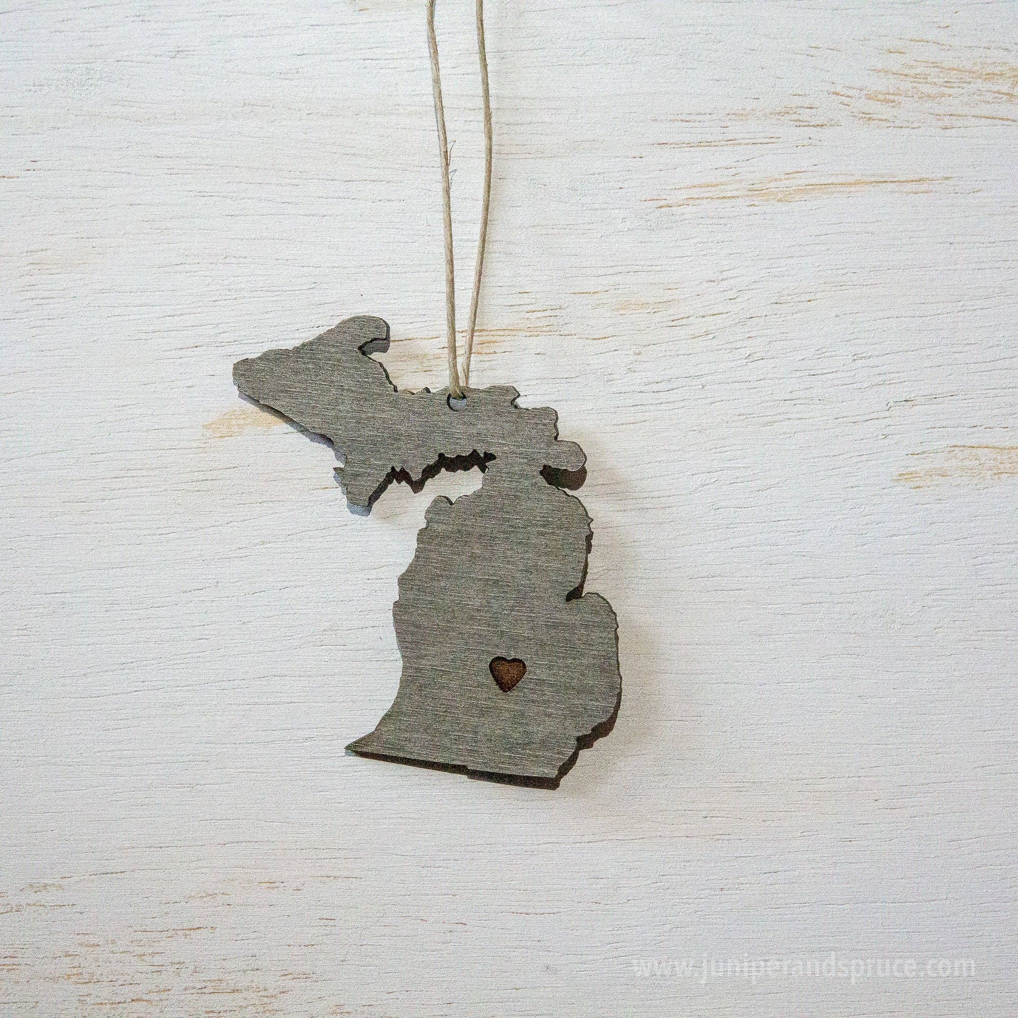 Juniper & Spruce - Vente Objets de décoration - Ornement rustique en bois Michigan Outline, découpé au laser4