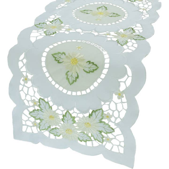 Chemin de table brodé en marguerite pour la vente par Xia Home Fashions & Manor Luxe