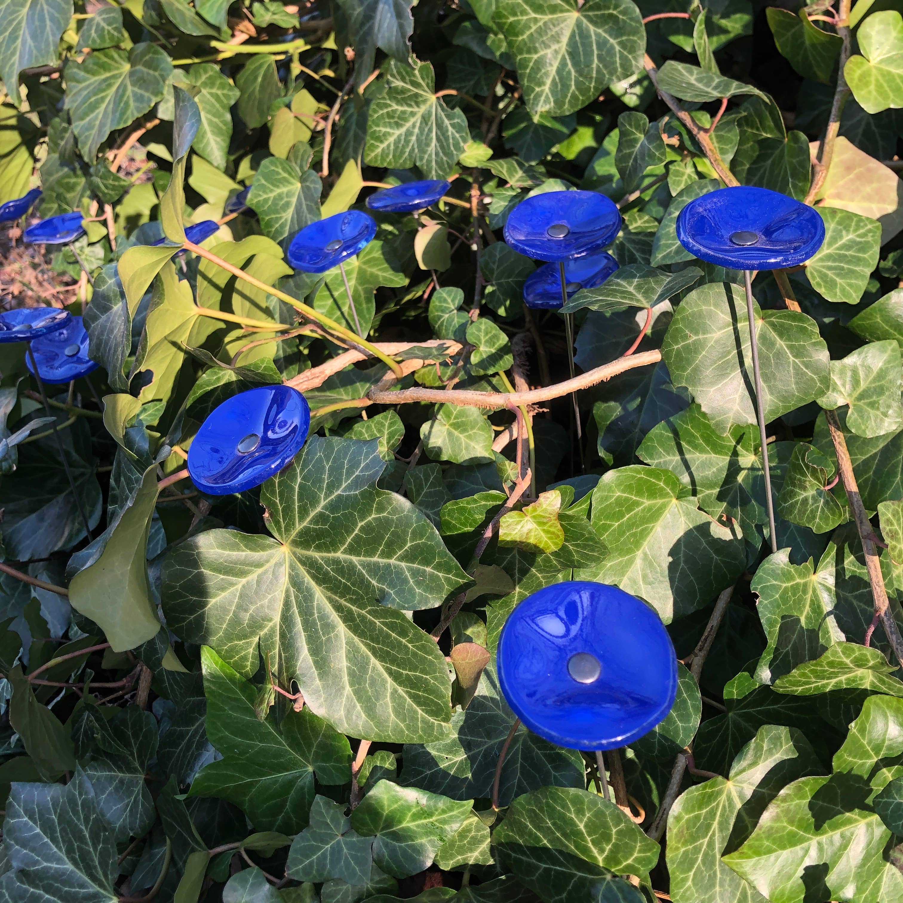 CARNEOL GLASS - Wholesale Garden/Lawn Stake - Small Glass Flower For Outside In L.Blue25