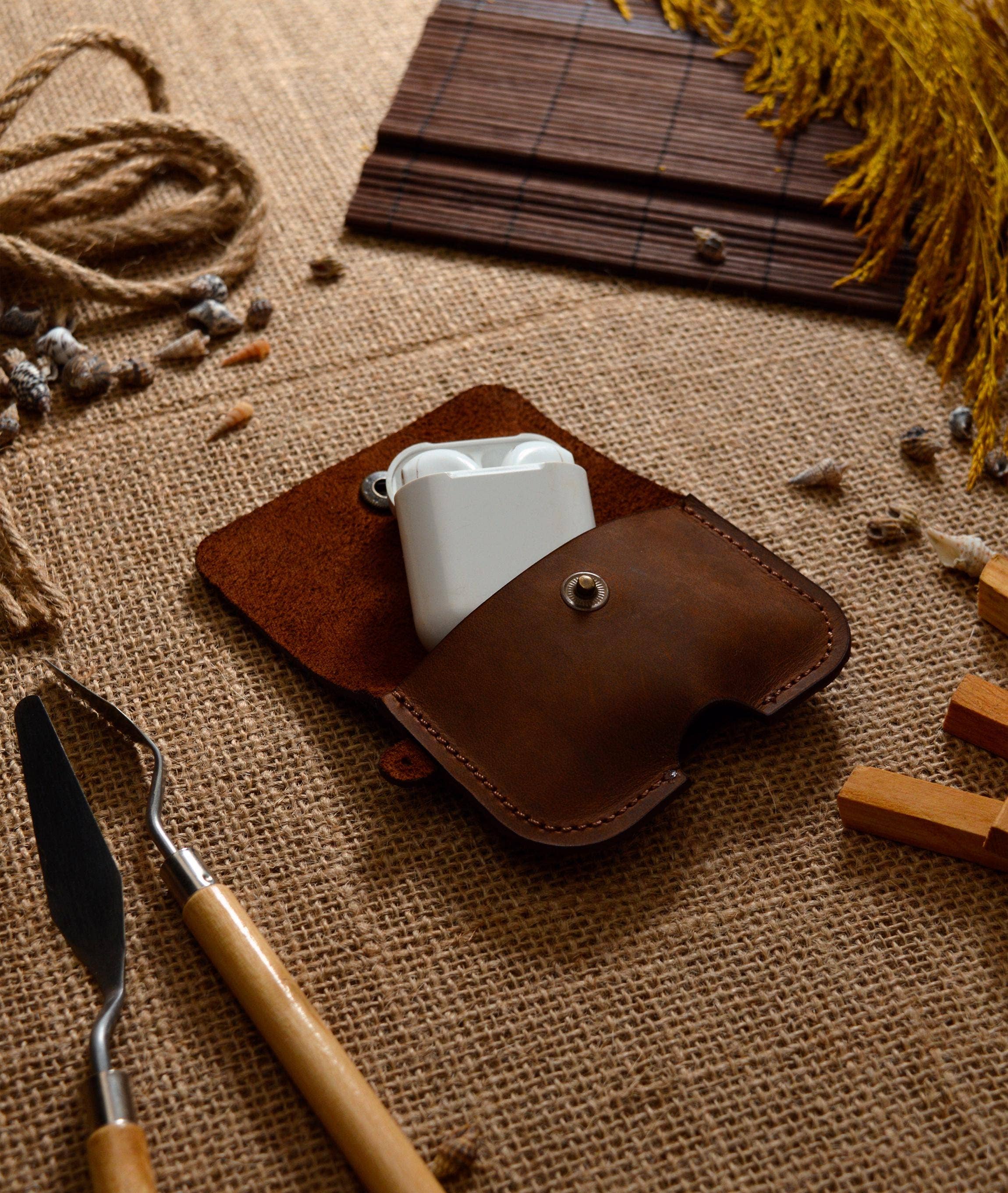 Craftivor - Venta al por mayor Fundas de auriculares AirPods/con cable - Hombre - Funda de cuero personalizada para AirPods, soporte de cuero grabado para Apple AirPods5