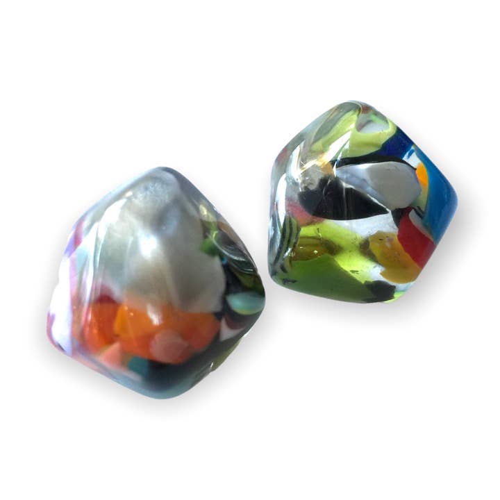 Boucles d'oreilles clous en résine taillée en diamant E5 CAS pour la vente par Atelier 1701