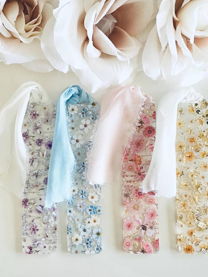 Marque-page en acrylique avec fleurs pressées | Cadeau floral pour amateur de livres pour la vente par Marden S Design