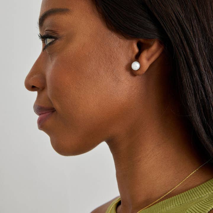 Luxenter - Wholesale Stud/Post Earrings - Pendientes de Plata de Ley 925 con Perla Blanca acabados en oro amarillo de 18K - Essential3