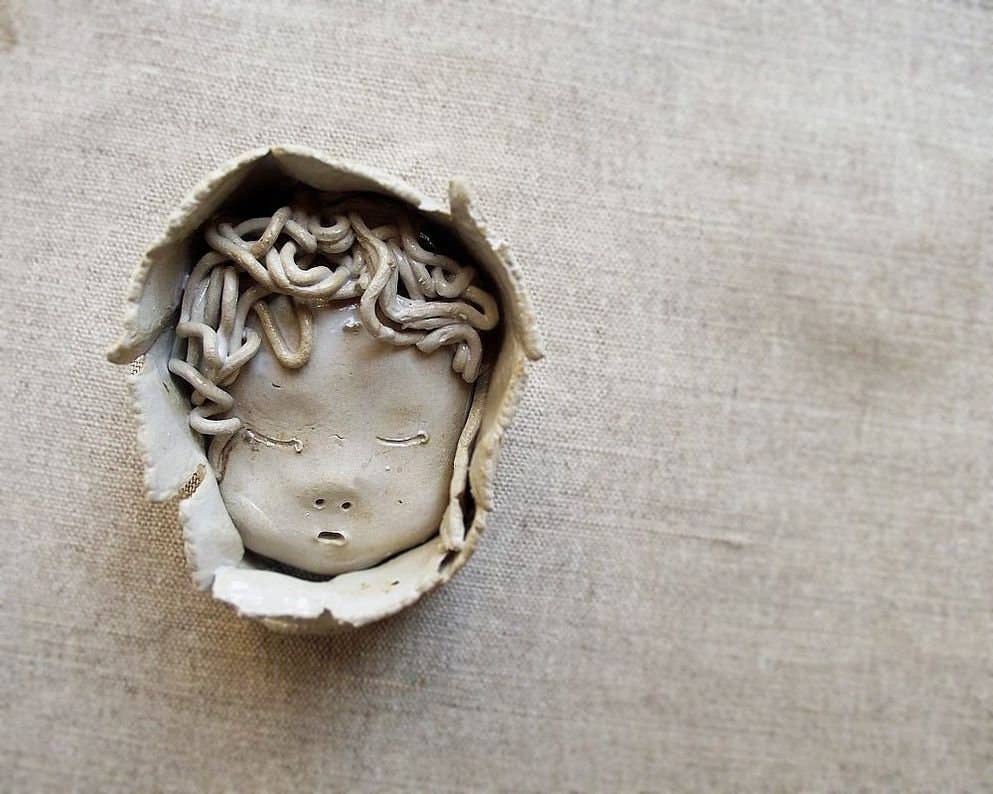 L'Officina - Wholesale Wall Accent - Sleeping child in stoneware - Wall decoration0