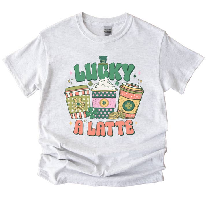 Heldig A Latte Sankt Patricks Dag T-shirt for engroshandel hos Simply Spoken Apparel