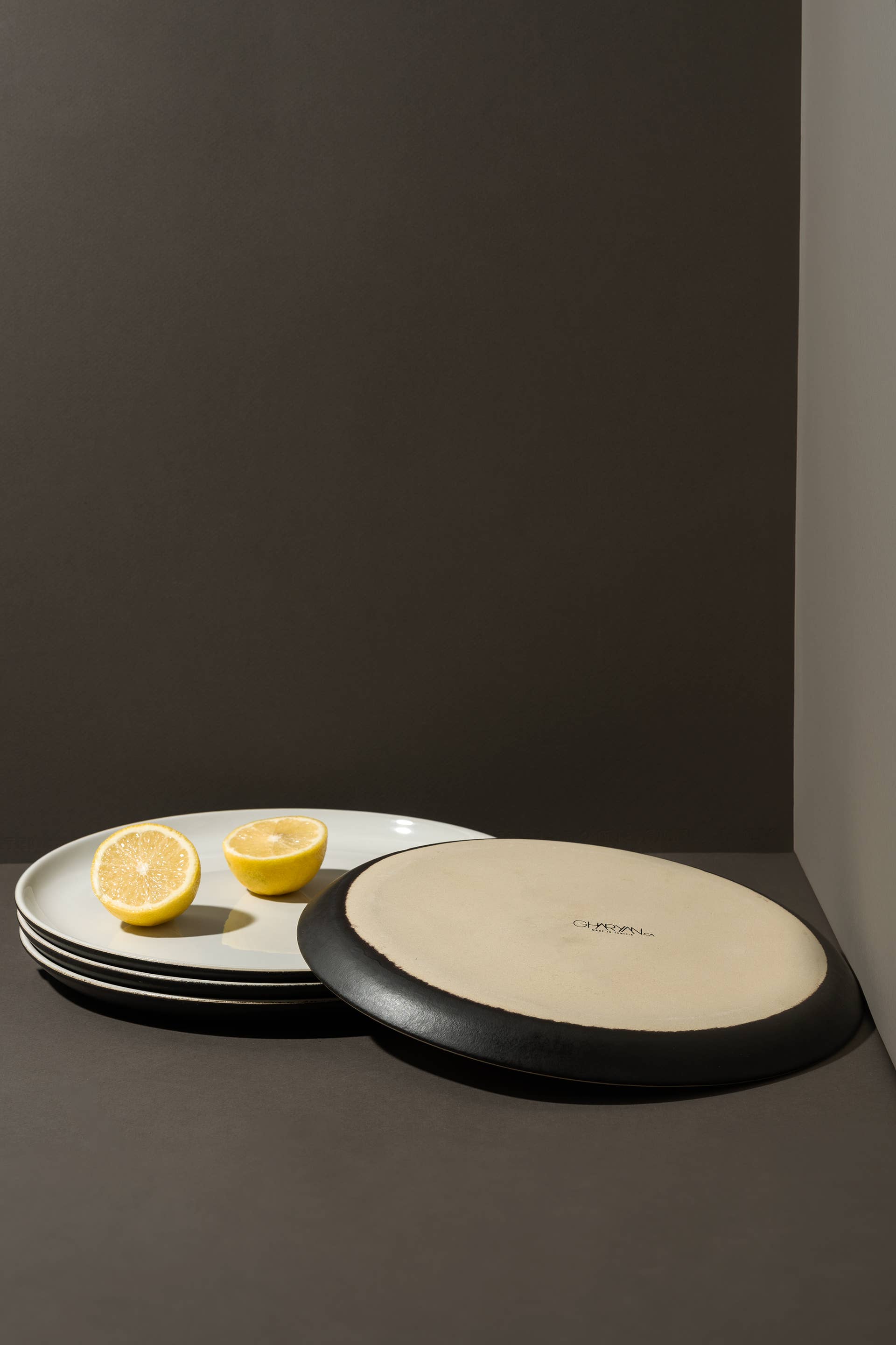 GHARYAN Stoneware & Olive Wood Tableware | Ships from USA - Vendita all'ingrosso Piatto - Piatto Piano in Gres Fatto a Mano | Edan 11,2"11